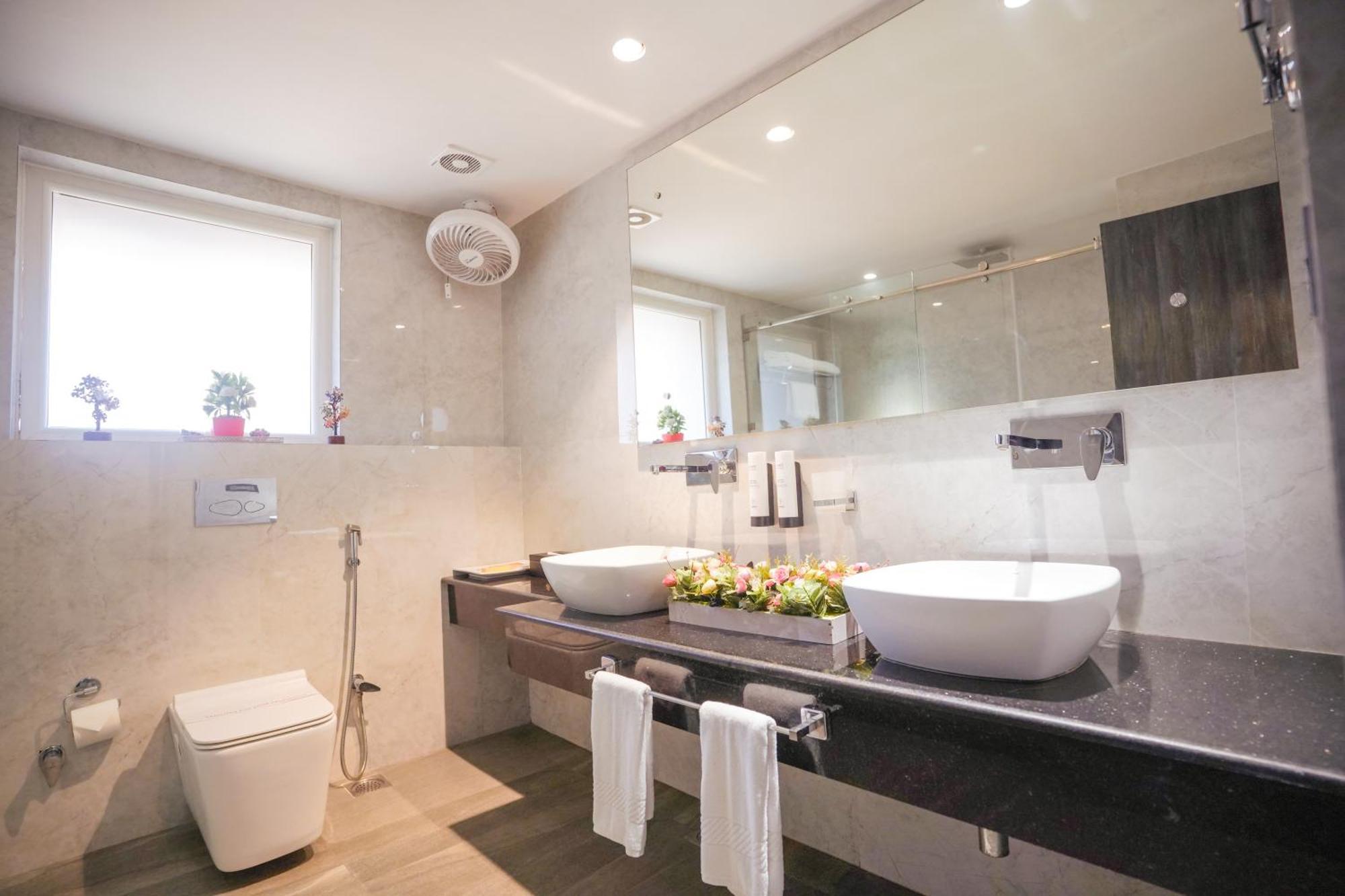 בארילי Hotel Swarn Towers מראה חיצוני תמונה