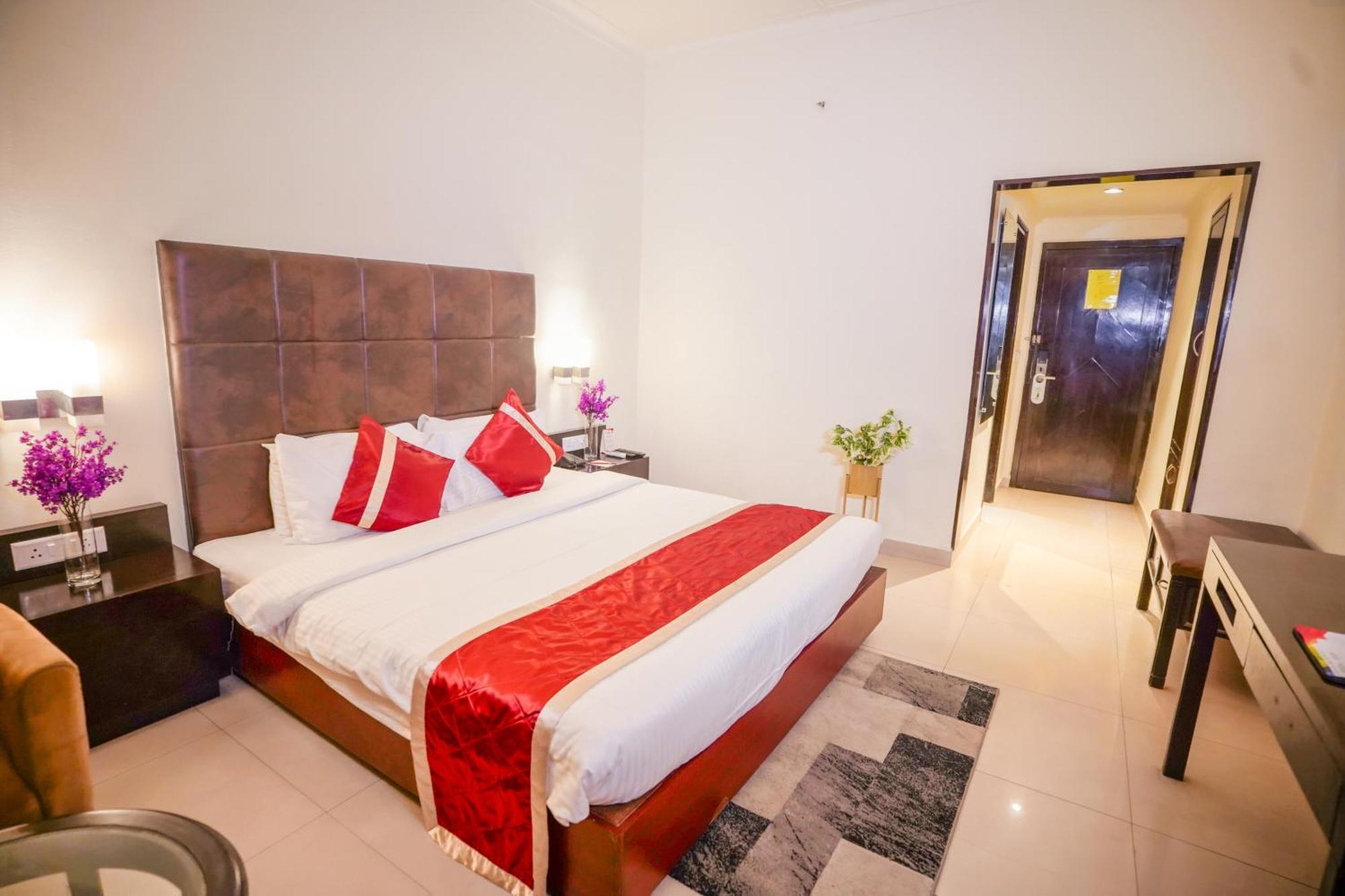 בארילי Hotel Swarn Towers מראה חיצוני תמונה