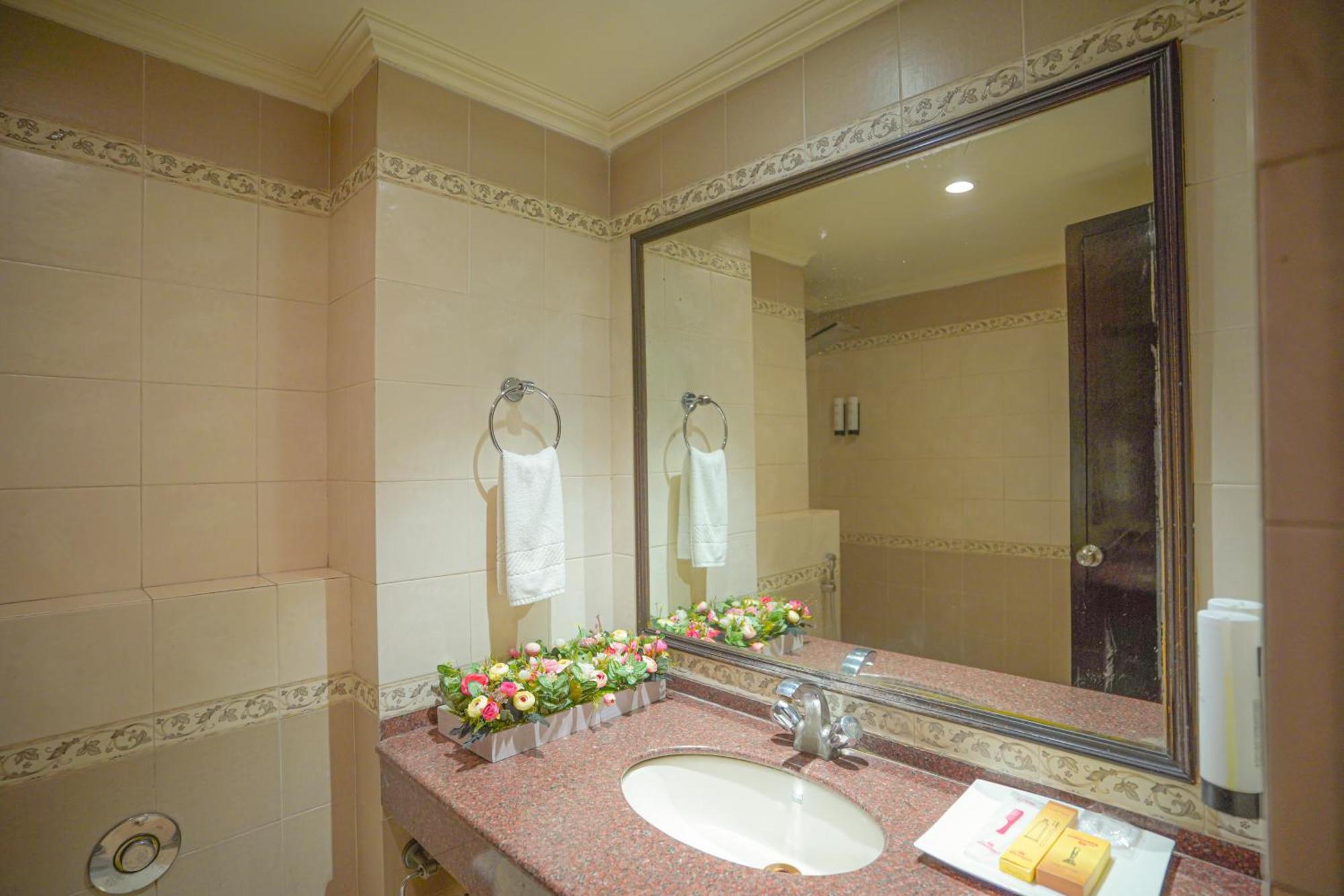בארילי Hotel Swarn Towers מראה חיצוני תמונה