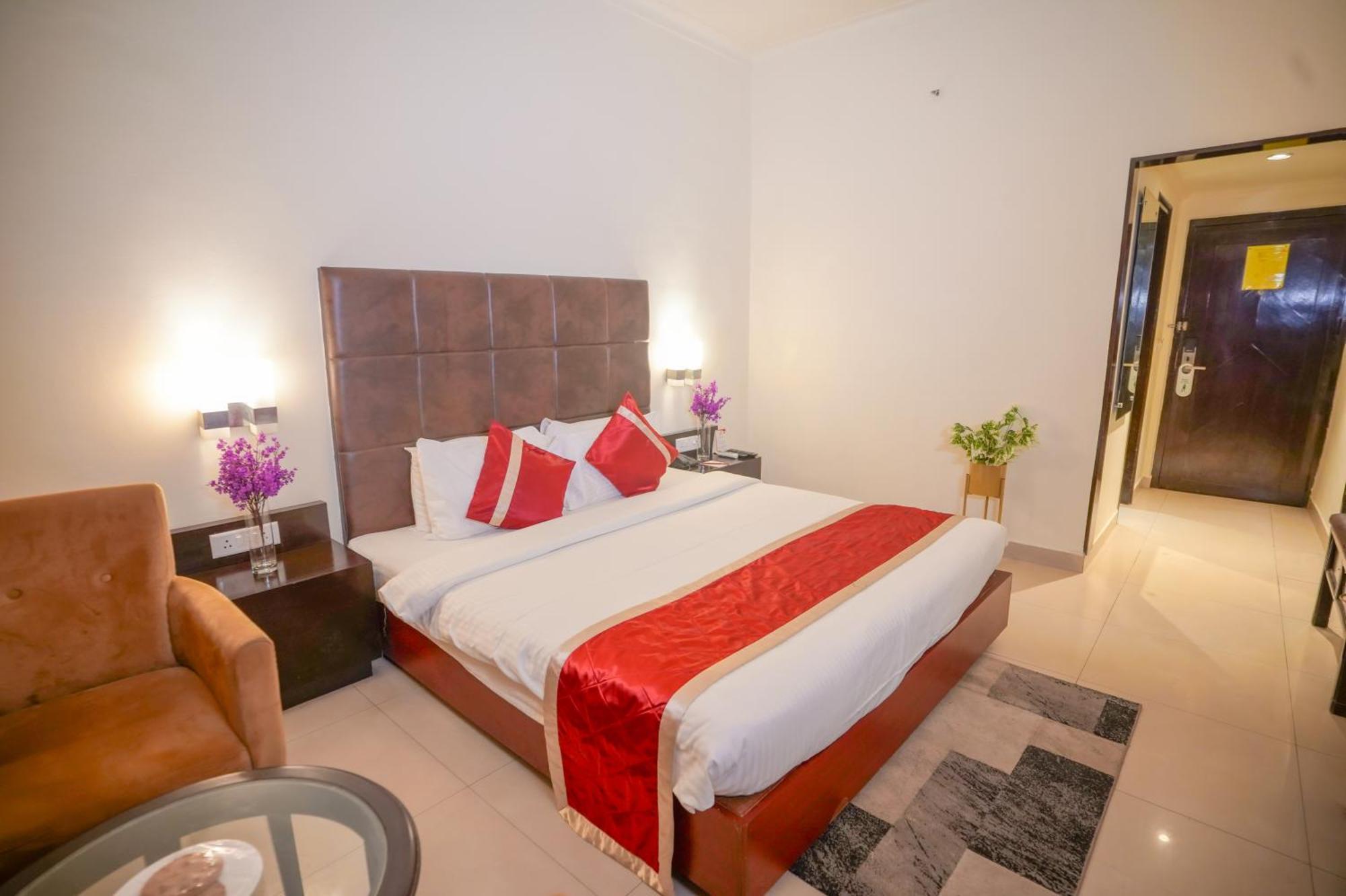 בארילי Hotel Swarn Towers מראה חיצוני תמונה