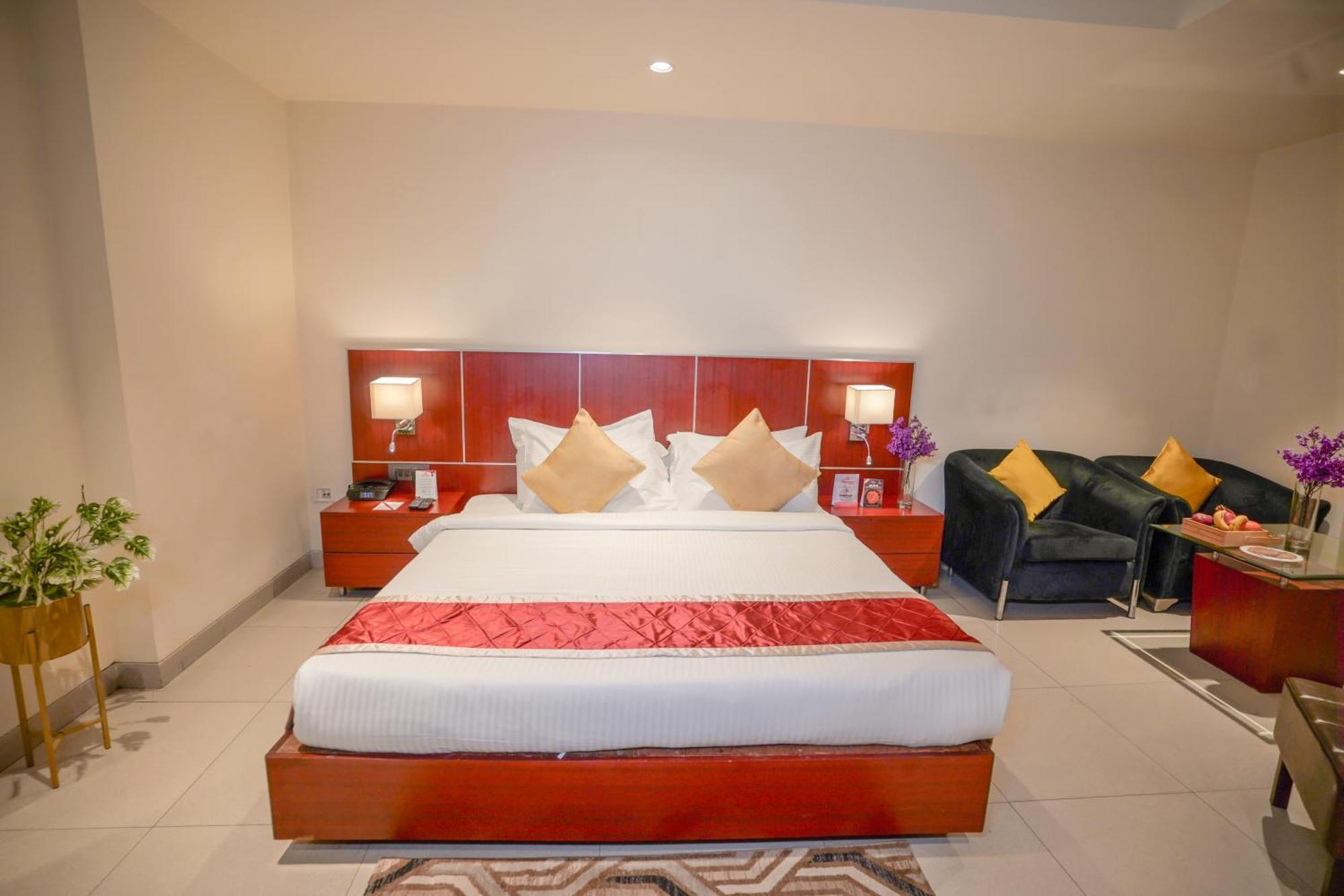 בארילי Hotel Swarn Towers מראה חיצוני תמונה
