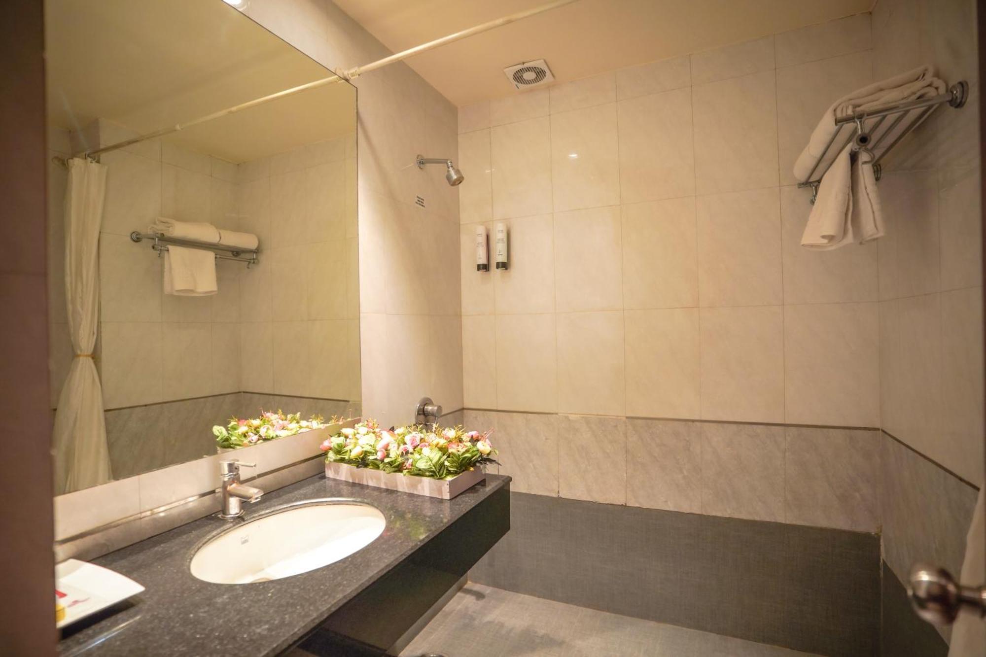 בארילי Hotel Swarn Towers מראה חיצוני תמונה