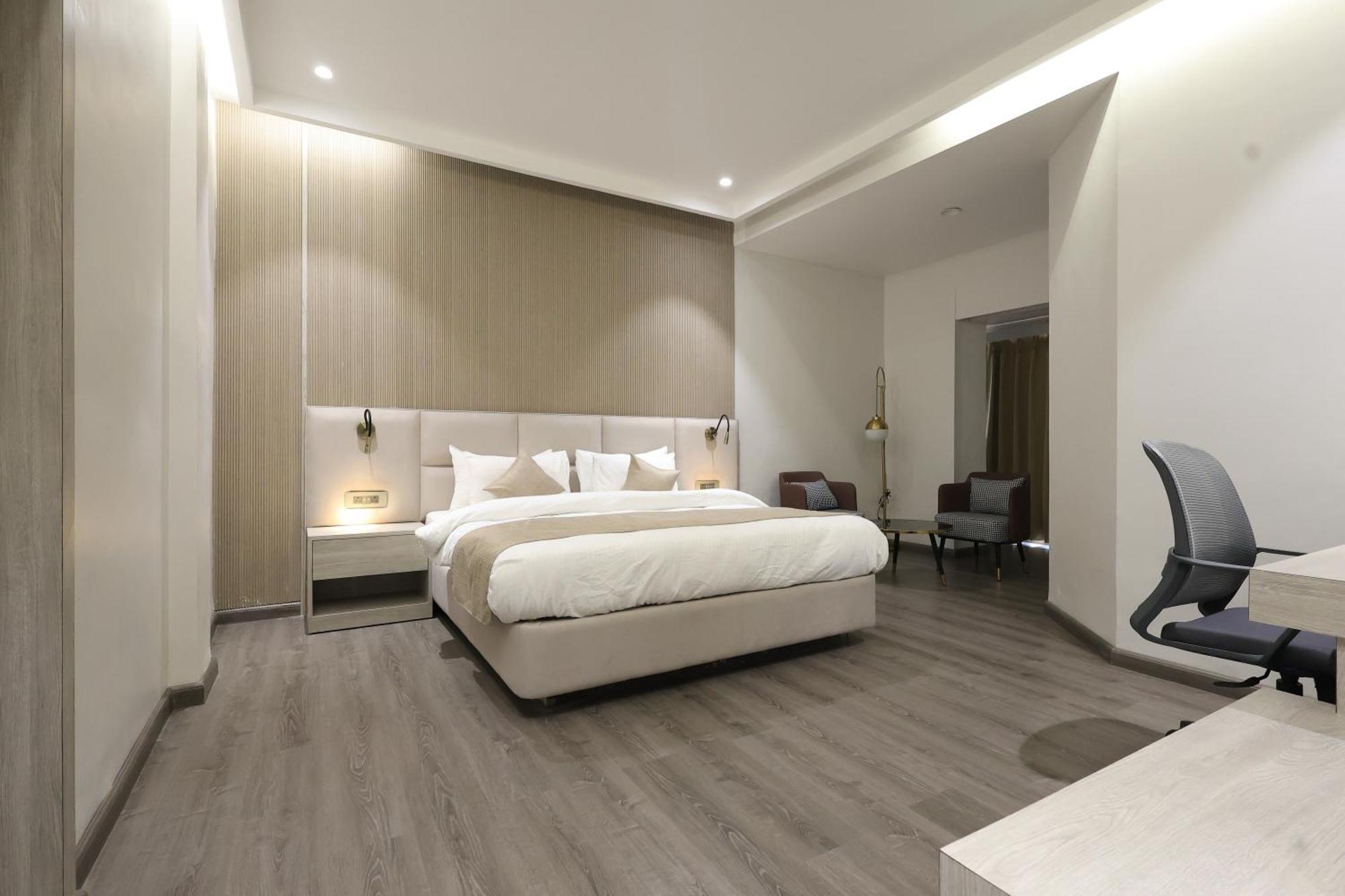 בארילי Hotel Swarn Towers מראה חיצוני תמונה