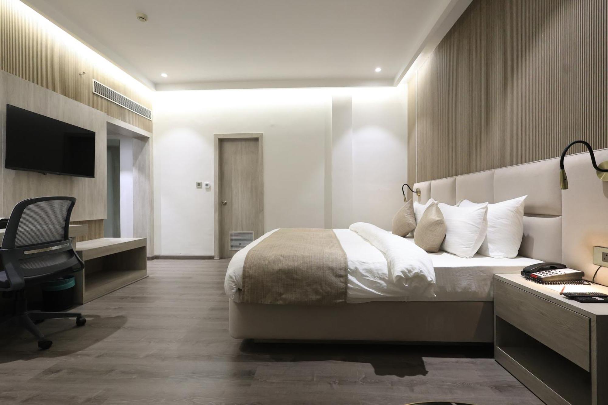 בארילי Hotel Swarn Towers מראה חיצוני תמונה