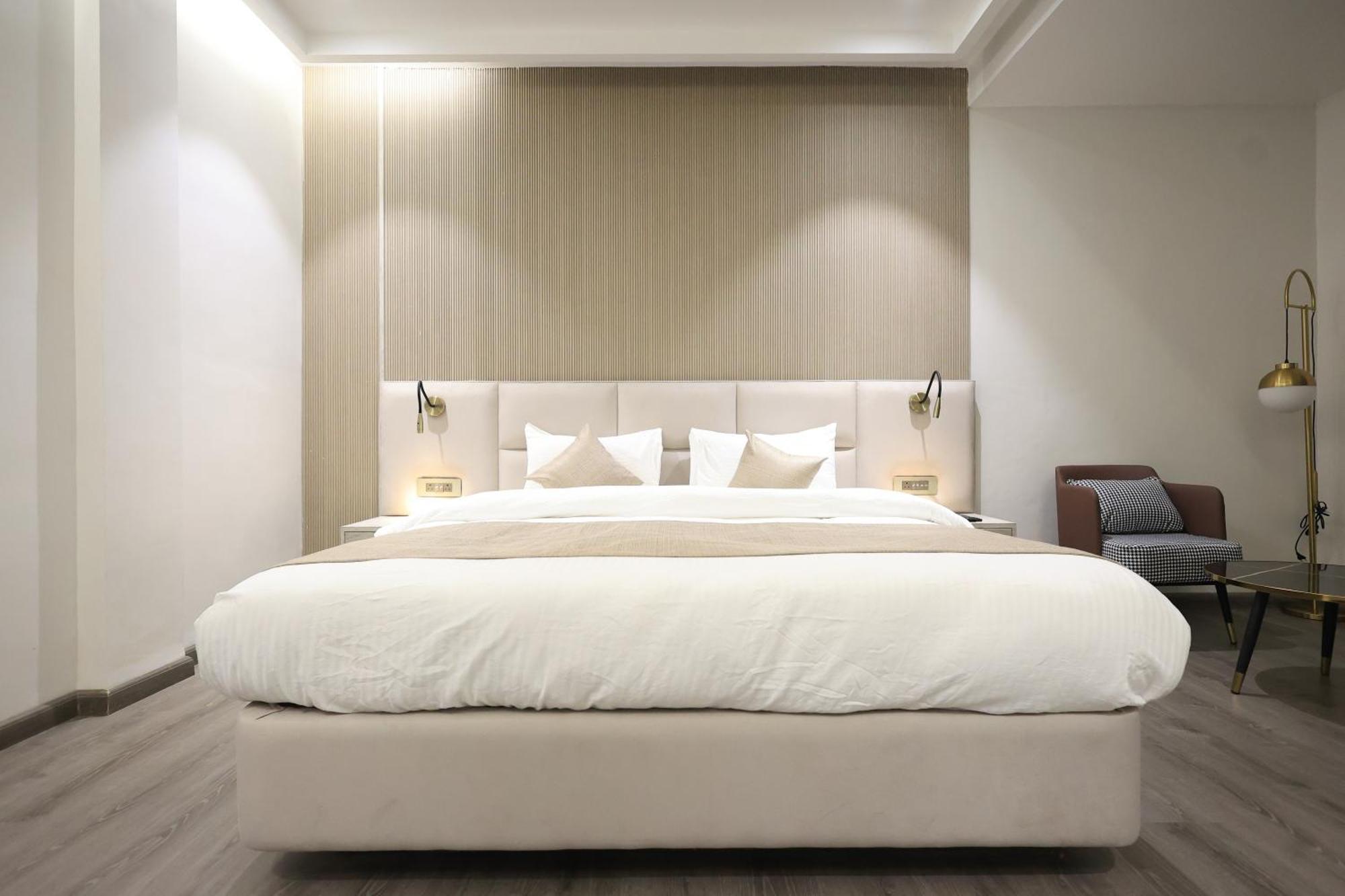 בארילי Hotel Swarn Towers מראה חיצוני תמונה