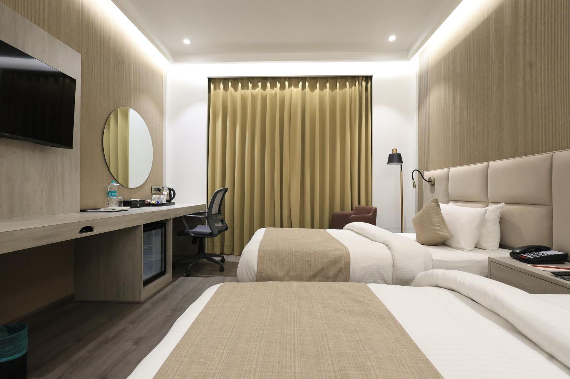בארילי Hotel Swarn Towers מראה חיצוני תמונה